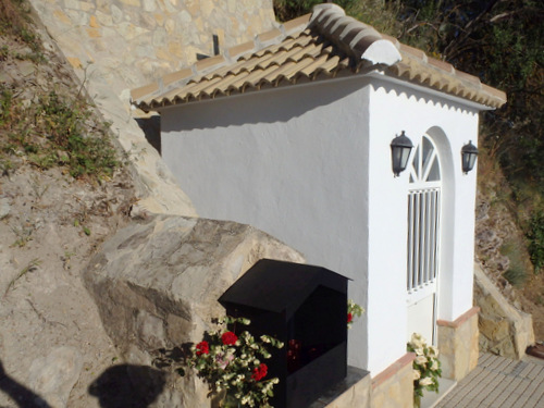 Another Private Roadside Chapel/Monument.